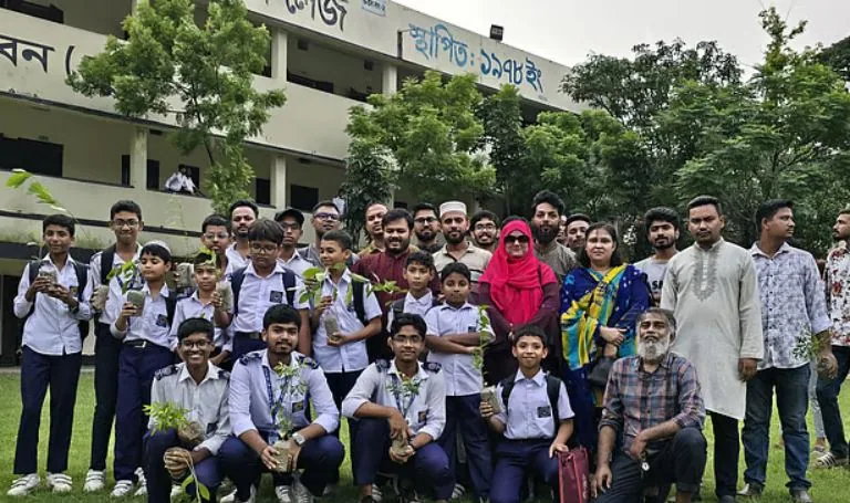 মিরপুরের তিন বিদ্যালয়ের শিক্ষার্থীদের মধ্যে এনসিপির গাছের চারা বিতরণ