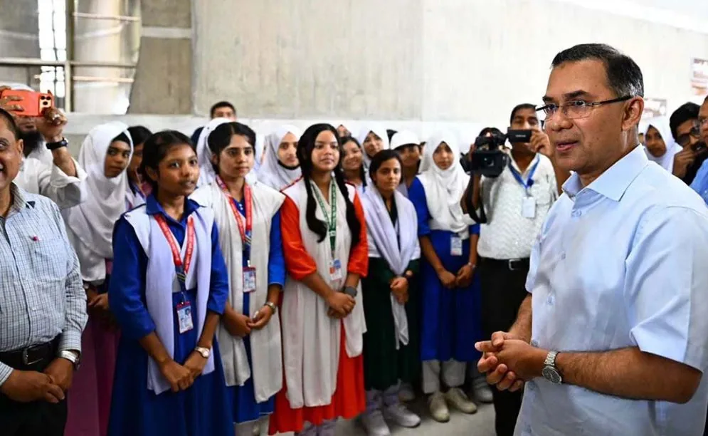সংসদ অধিবেশন দেখতে আসা শিক্ষার্থীদের সঙ্গে সাক্ষাৎ করেছেন প্রধানমন্ত্রী