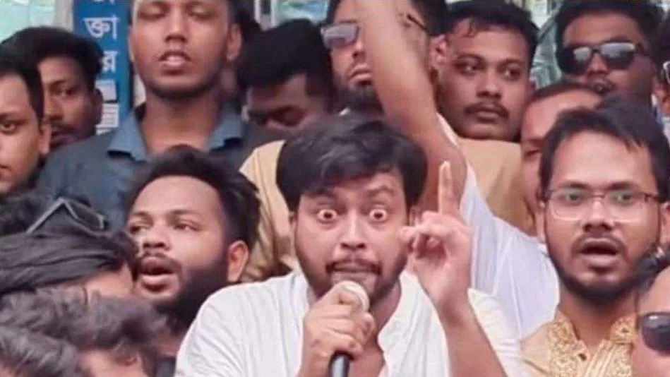 নাসির উদ্দিন পাটওয়ারীকে কোরবানির গরুর দড়িতে বাঁধার হুঁশিয়ারি ছাত্রদল নেতার