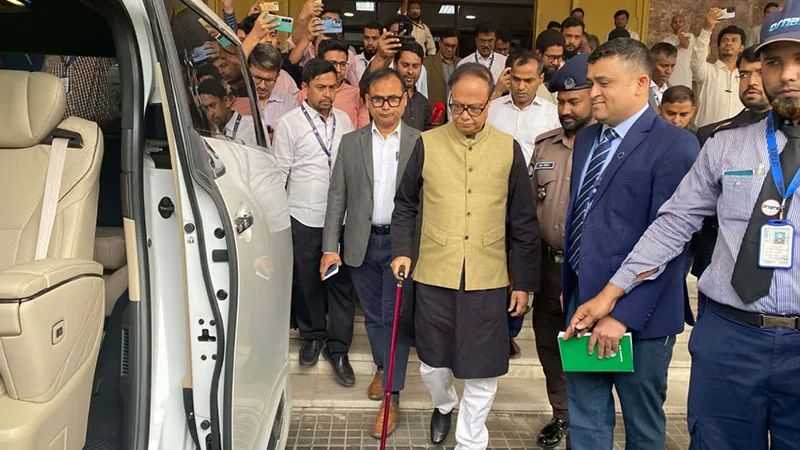 কর্মকর্তাদের ‘মব’-এর মুখে বিদায় নিলেন গভর্নর আহসান এইচ মনসুর