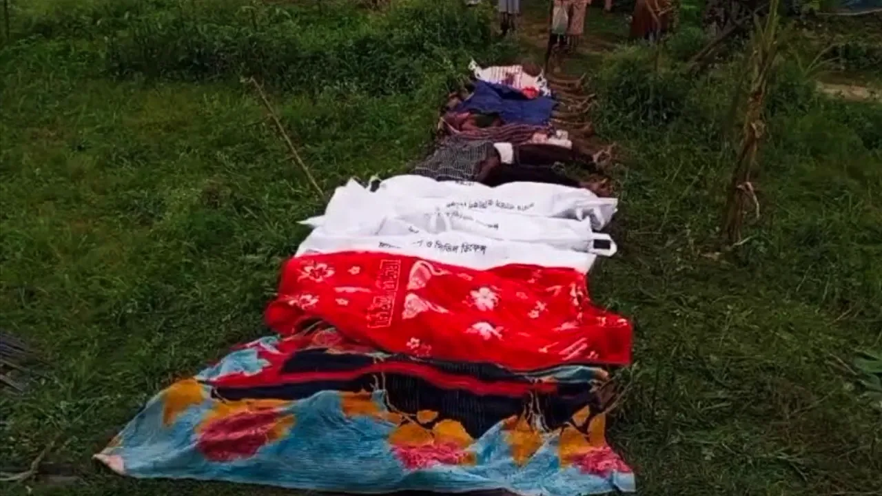 টাঙ্গাইলে ট্রাক উল্টে ১৫ জন নিহত, আহত অন্তত ১০