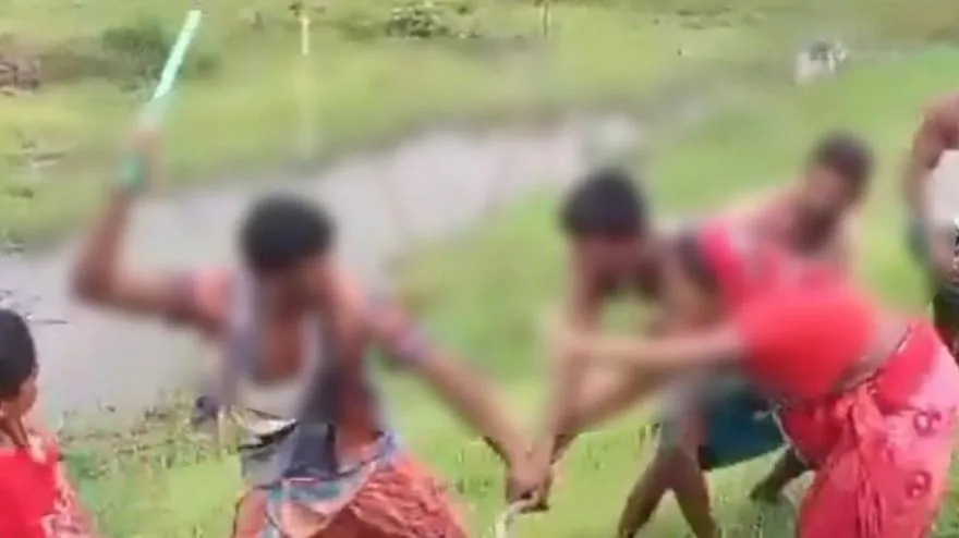 নারীকে প্রকাশ্যে বেধড়ক মারধরের ভিডিও ভাইরাল, যুবদল নেতা বহিষ্কার