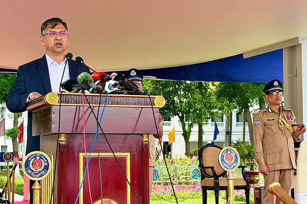 বর্তমান পোশাকে পুলিশ বাহিনী সন্তুষ্ট নয়: স্বরাষ্ট্রমন্ত্রী