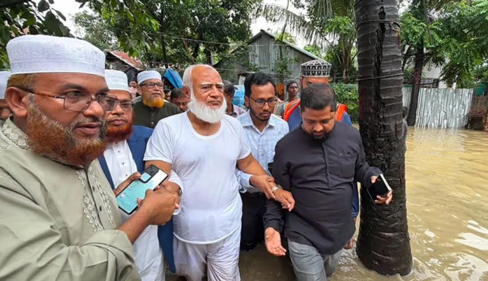 চট্টগ্রামের বন্যাদুর্গত মানুষের পাশে জামায়াত আমির