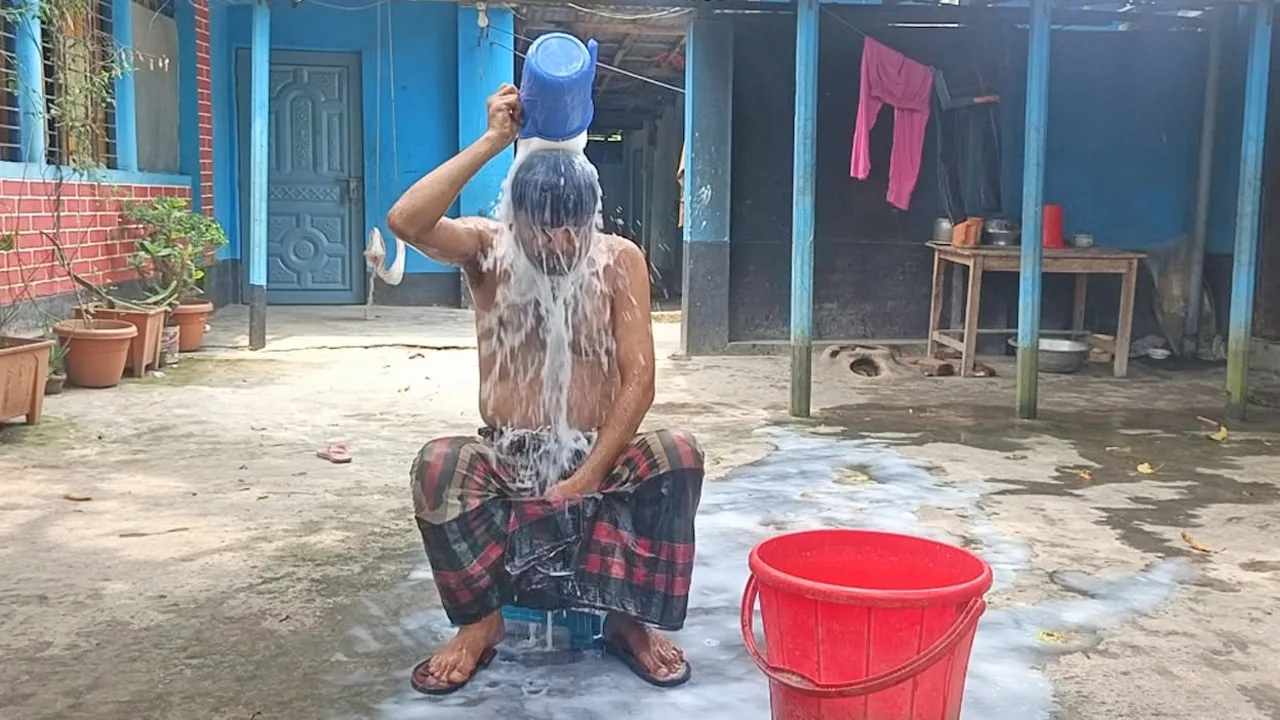 ক্ষোভে দুধ দিয়ে গোসল করে রাজনীতি ছাড়লেন বিএনপি সমর্থক