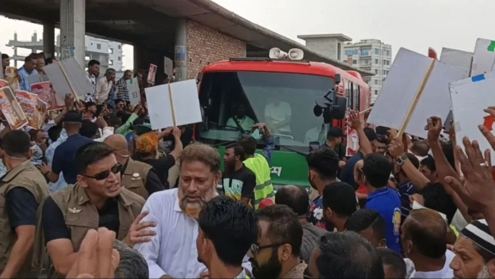 প্রধানমন্ত্রীর গাড়ি বহর থামিয়ে বিএনপি নেতার মুক্তি দাবি