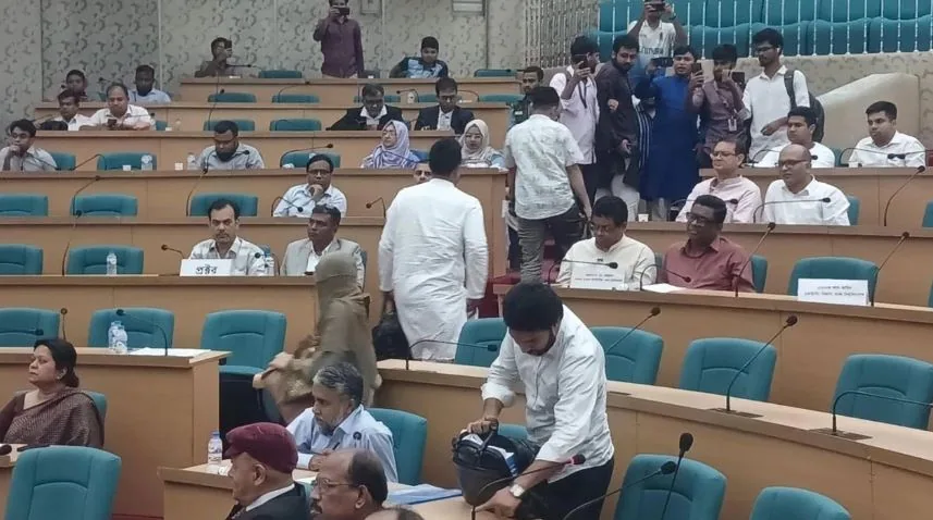 শেখ পরিবারের নাম পরিবর্তন না হওয়ায় সিনেট থেকে ডাকসু নেতাদের ওয়াকআউট