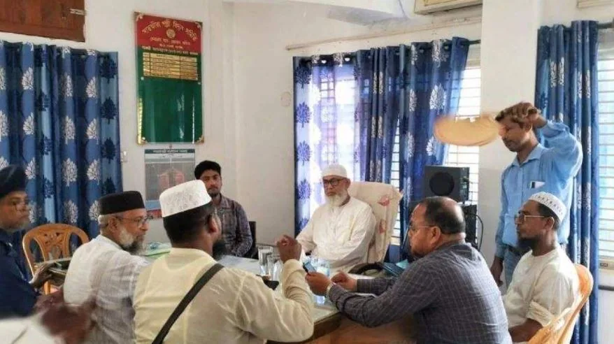 পল্লী বিদ্যুৎ অফিসে কর্মকর্তার চেয়ারে জামায়াত এমপি, পাখা দিয়ে বাতাস কর্মচারীর
