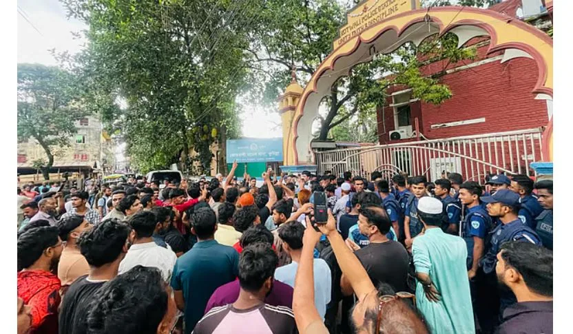 কুমিল্লায় বিএনপি নেতা আটকের পর থানা ঘেরাও নেতা-কর্মীদের, বাস টার্মিনাল বন্ধ