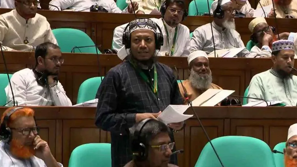 লালনের মাজার নিয়ে সংস্কৃতিমন্ত্রীর কাছে প্রশ্ন রাখলেন আমির হামজা