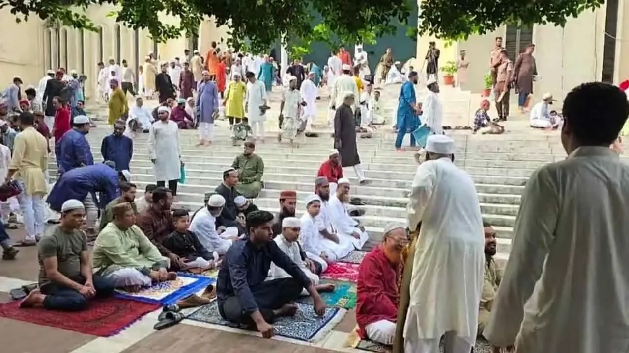 বায়তুল মোকাররমে ঈদের প্রথম জামাত অনুষ্ঠিত, মুসল্লিদের ঢল