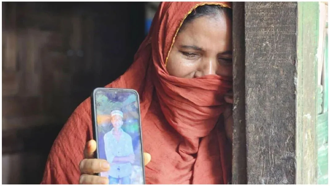 আন্দামানে ট্রলারডুবি, নিখোঁজ স্বজনের জন্য কষ্টবুকে অপেক্ষা