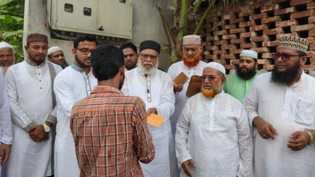 টঙ্গীর অগ্নিকাণ্ডে ক্ষতিগ্রস্তদের নগদ অর্থ সহায়তা দিল জামায়াত