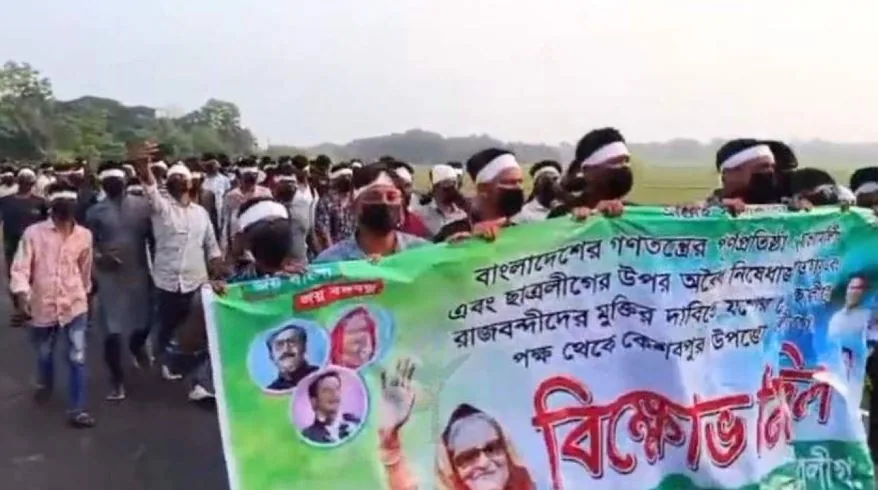 কাফনের কাপড় বেঁধে আ.লীগ-ছাত্রলীগের মিছিল