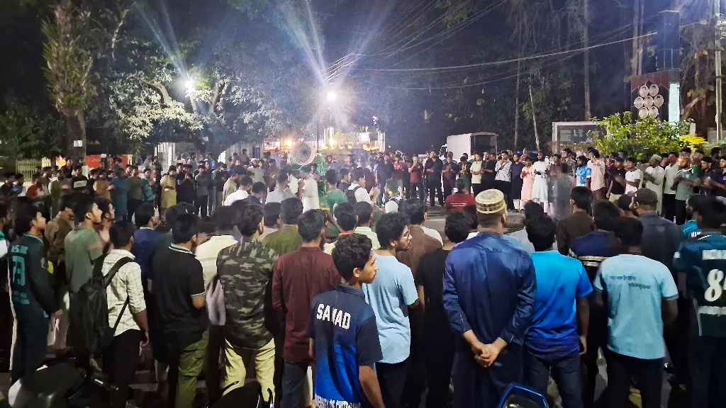 চট্টগ্রাম বিশ্ববিদ্যালয়ে ছাত্রদল-শিবিরের পাল্টাপাল্টি মিছিল, মুখোমুখি অবস্থান