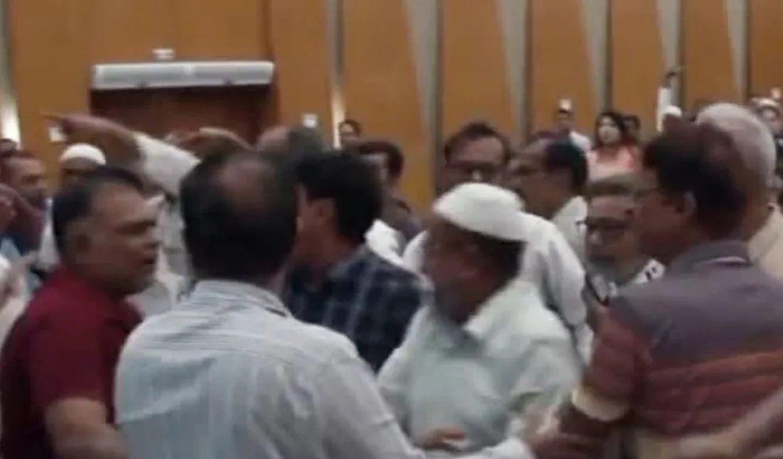 খুলনা উন্নয়ন কর্তৃপক্ষের সভা বয়কট জামায়াতের, দুই দফা হট্টগোল