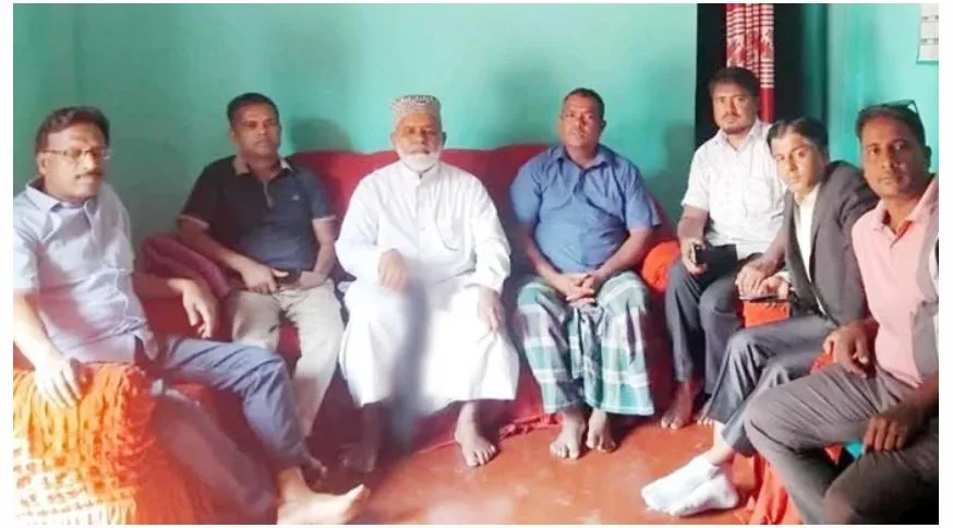 সীতাকুণ্ডে কর্মীকে দেখতে গিয়ে হাতে শটগান নিয়ে ছবি: বিতর্কের মুখে বিএনপি নেতা