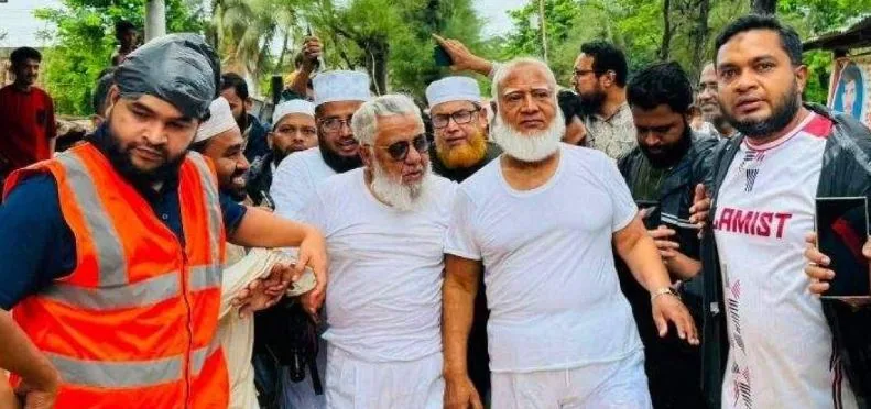 গেঞ্জি পরে বন্যাদুর্গতদের কাছে যাওয়ার কারণ জানালেন জামায়াত আমির