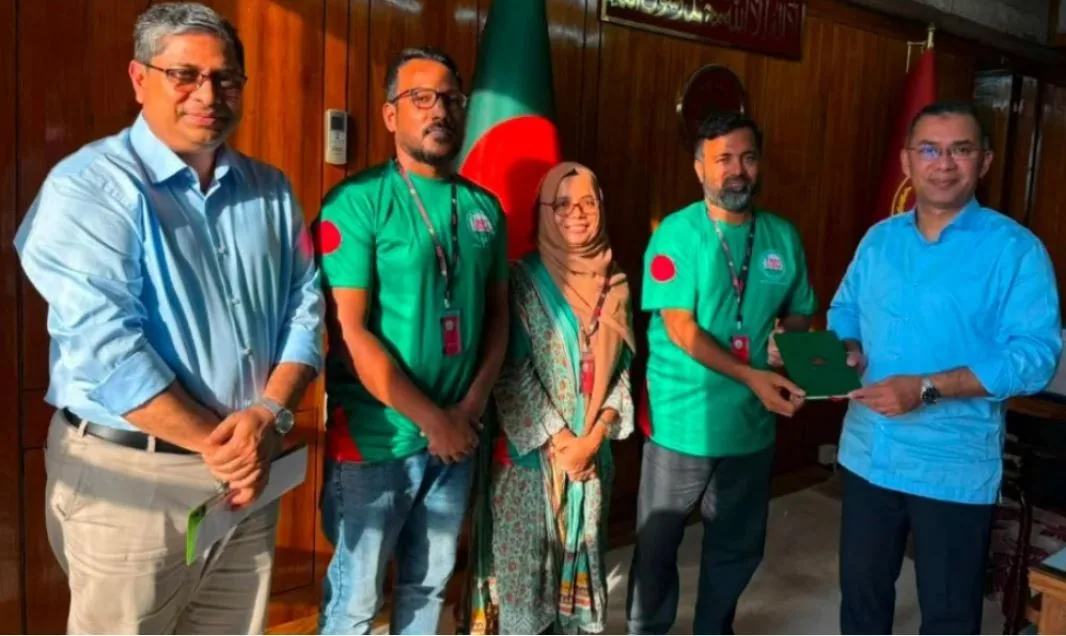 শহীদ মীর মাহফুজুর রহমান মুগ্ধের কবর জিয়ারতে সেলিম উদ্দিন