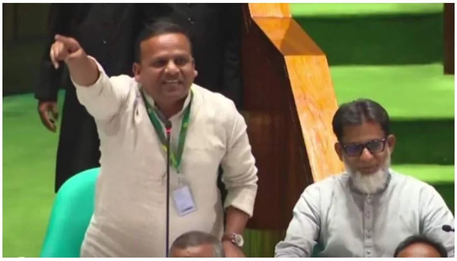বিরোধীদলকে প্রতিমন্ত্রী— ১৮ মাস যে আরামে ছিলেন, তা এখন হচ্ছে না
