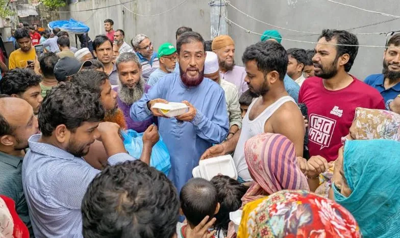 রাজধানীতে পানিবন্দি মানুষের পাশে জামায়াত নেতা সেলিম উদ্দিন