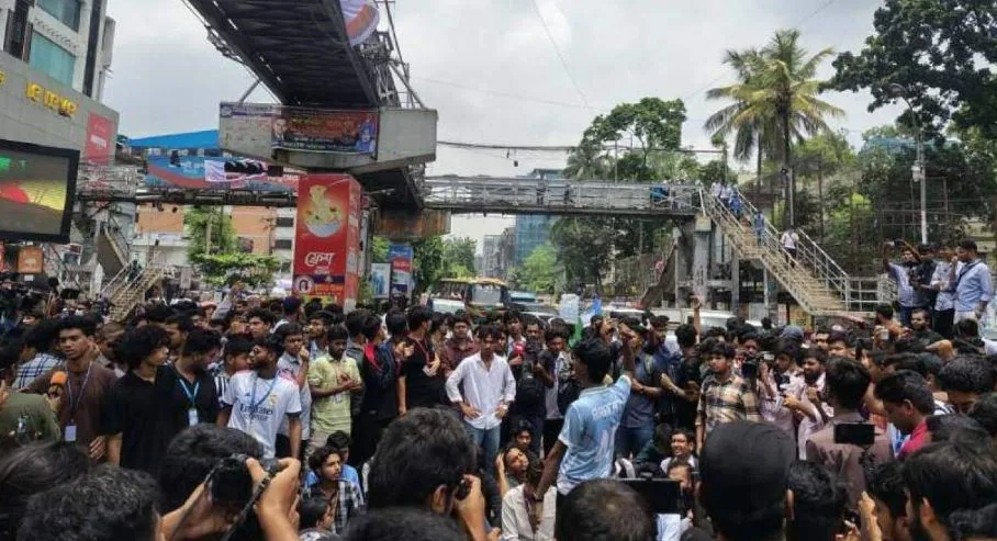 দফা এক, দাবি এক—মিলনের পদত্যাগ: সায়েন্স ল্যাবে এইচএসসি পরীক্ষার্থীদের স্লোগান