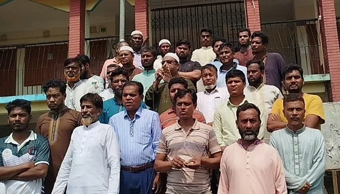 হাইকোর্টের আদেশ অমান্য করে চেয়ারম্যানকে পরিষদে ঢুকতে বাধা