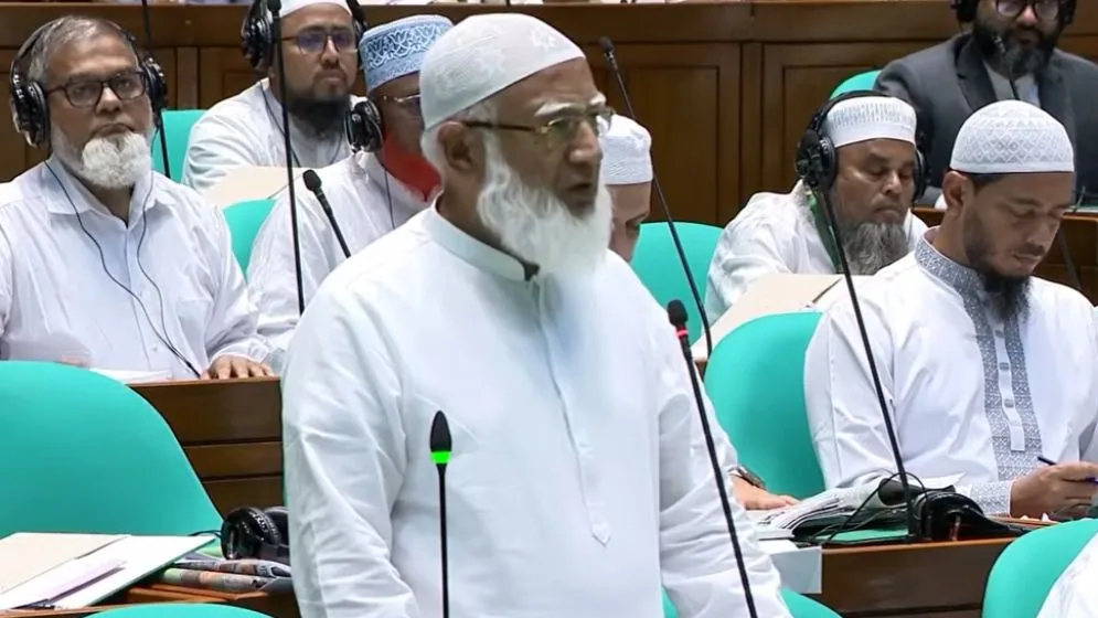 কুচি কুচি করে কাটার পরে বলেন, আসুন ঐক্যবদ্ধভাবে দেশটা চালাই: জামায়াত আমির
