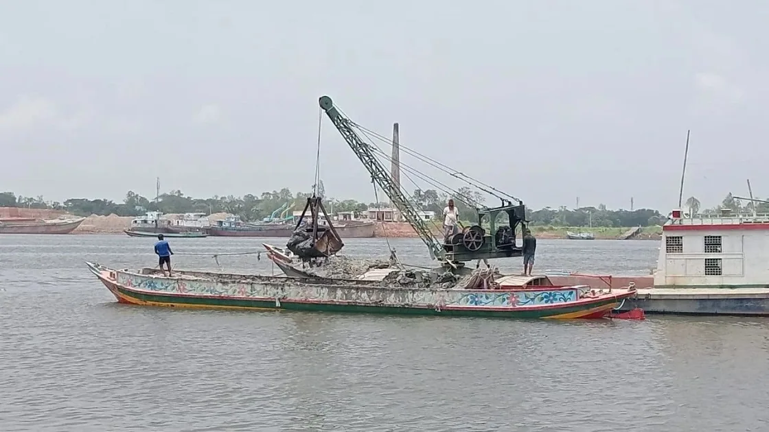 বিএনপি নেতাদের নেতৃত্বে ধলেশ্বরী-বুড়িগঙ্গার মাটি চুরির হিড়িক
