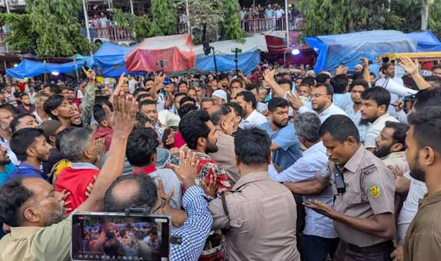 গুলিস্তানে চাঁদাবাজির প্রতিবাদে জামায়াতের আয়োজিত মিছিলে বিএনপির হামলা