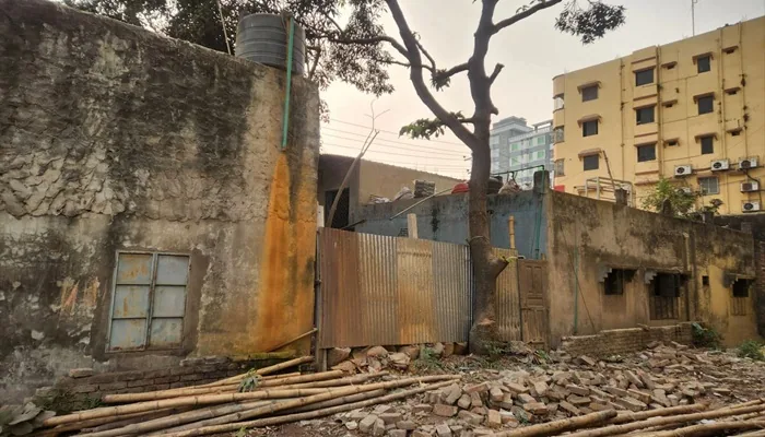 শ্রমিকদল নেতার বিরুদ্ধে প্লট-রাস্তা দখলের অভিযোগ