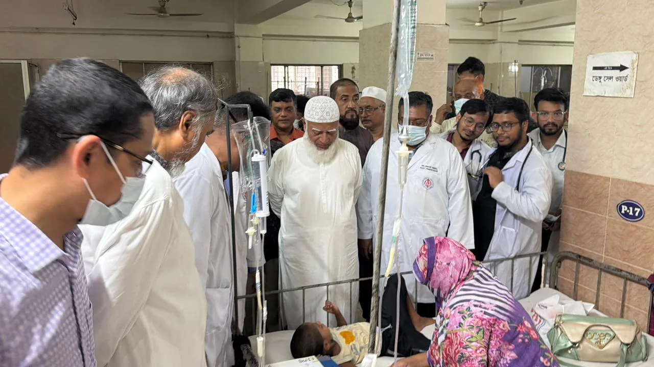 হাম আক্রান্ত শিশুদের দেখতে হাসপাতাল পরিদর্শন বিরোধীদলীয় নেতা ডা. শফিকুর রহমান