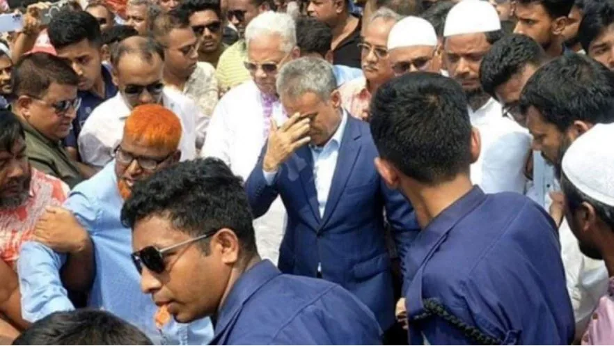 ব্যানারে তারেক রহমানের ছবি না থাকায় ৪৫ মিনিট অবরুদ্ধ মন্ত্রী