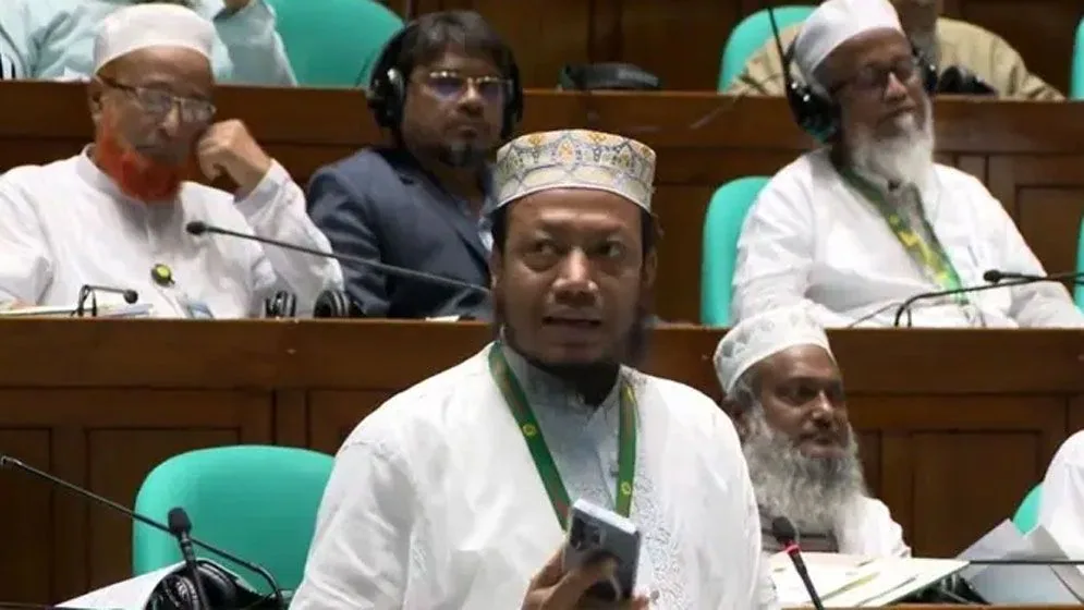 সংসদে ভুলে স্বরাষ্ট্রমন্ত্রীকে ধন্যবাদ দিলেন আমির হামজা