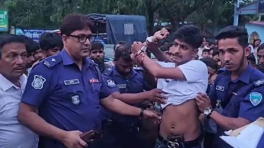 তিনটি বিদেশি পিস্তলসহ যুবক আটক, পরিচয় নিয়ে বিএনপি-জামায়াতের পাল্টাপাল্টি দাবি