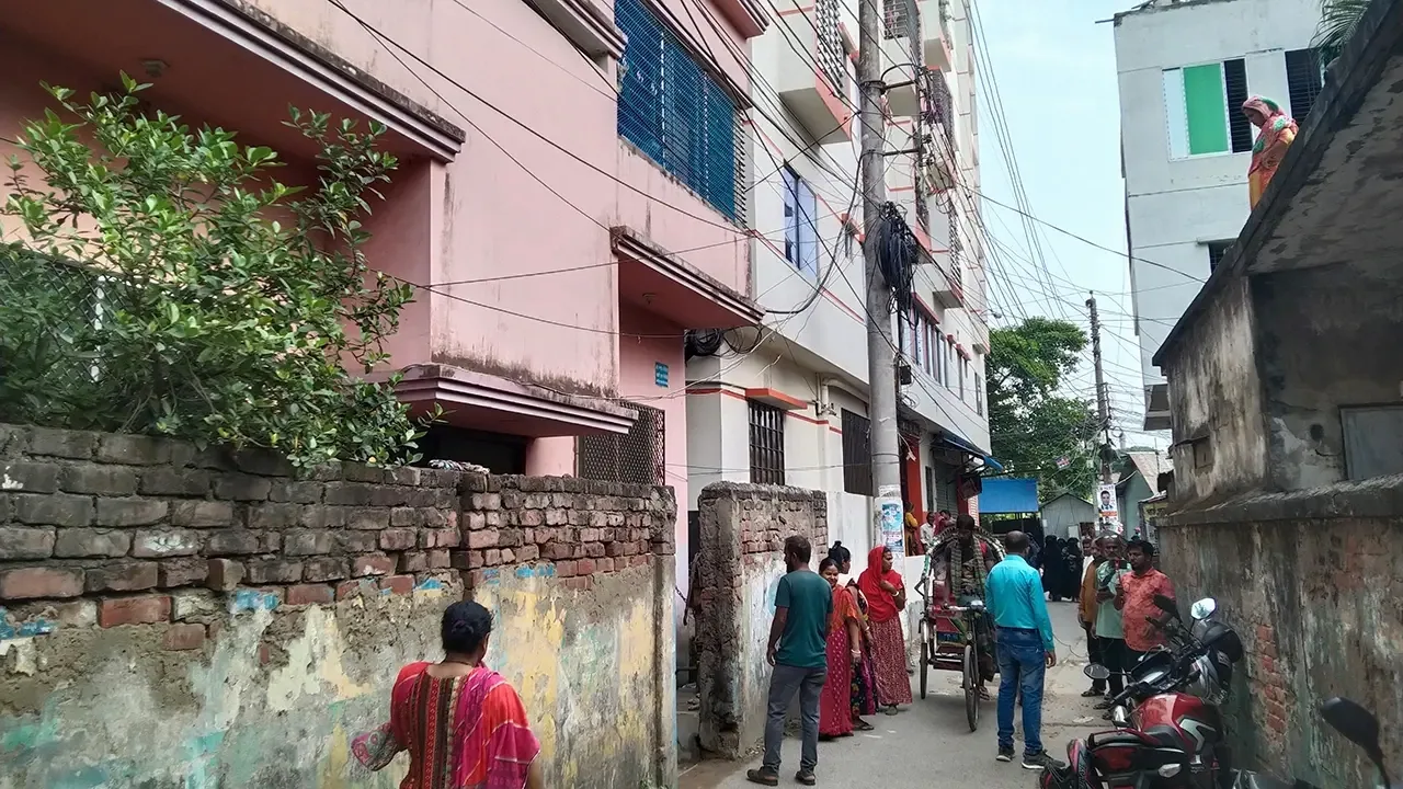 আত্মীয়ের বাসা থেকে একই পরিবারের তিনজনের মরদেহ উদ্ধার