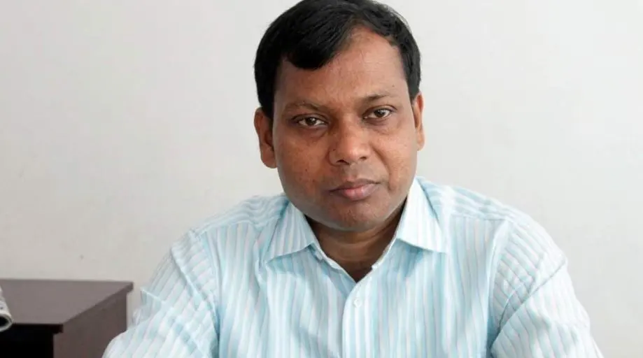 ডিসি সারওয়ার: সাদাপাথরকাণ্ডের পদায়ন, মাজারকাণ্ডে প্রত্যাহার— নেপথ্যে আসলে কী?