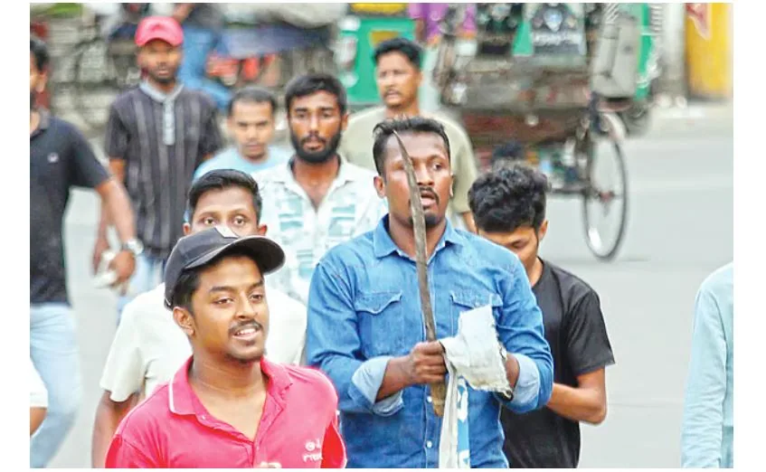 চট্টগ্রামে সংঘর্ষে কিরিচ হাতে ছিলেন ছাত্রদলের নেতা, লাঠি হাতে জামায়াত সমর্থক