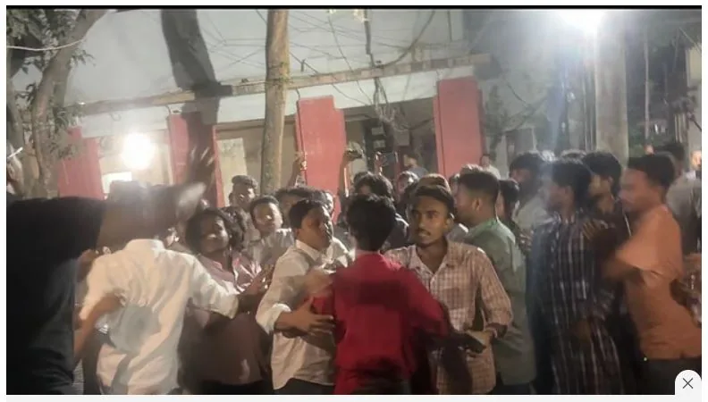 রাতে ‘মব’ করে ঢাবি সাংবাদিকদের ওপর হামলা, অভিযোগ ছাত্রদলের বিরুদ্ধে, জড়িতদের গ্রেপ্তার দাবি