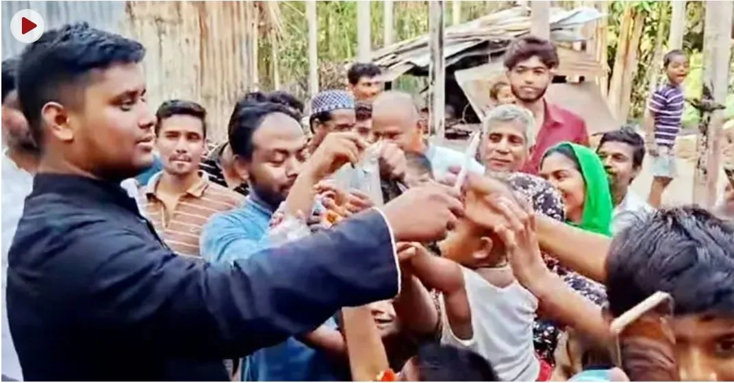 লোডশেডিংয়ের প্রতিবাদে হাসনাত আবদুল্লাহর মোমবাতি বিতরণ