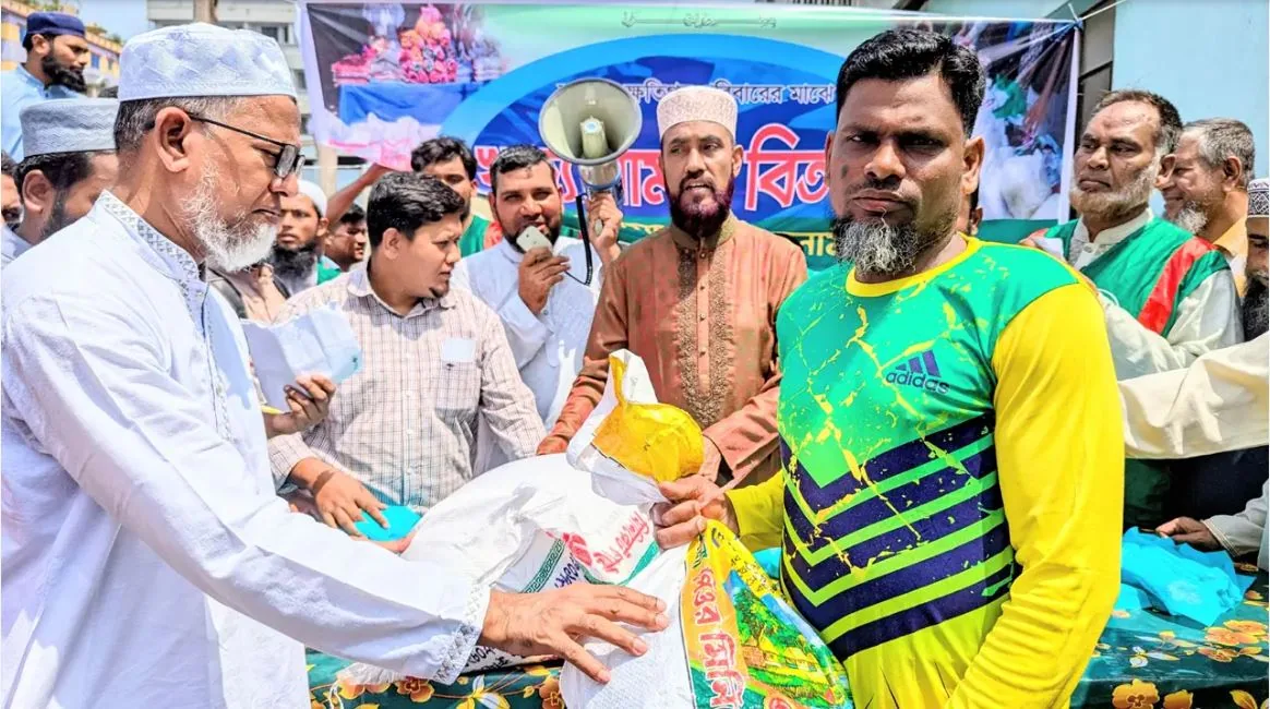 তুরাগে অগ্নিকাণ্ডে ক্ষতিগ্রস্তদের মধ্যে জামায়াতের খাদ্য-বস্ত্র বিতরণ