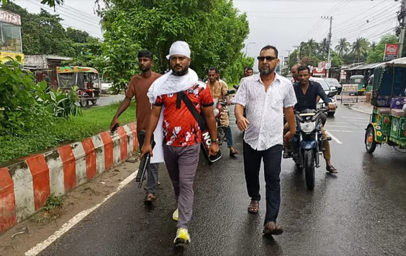 ঈশ্বরদীতে কাফনের কাপড় পরে অস্ত্র হাতে সাবেক ছাত্রদল নেতার মহড়া
