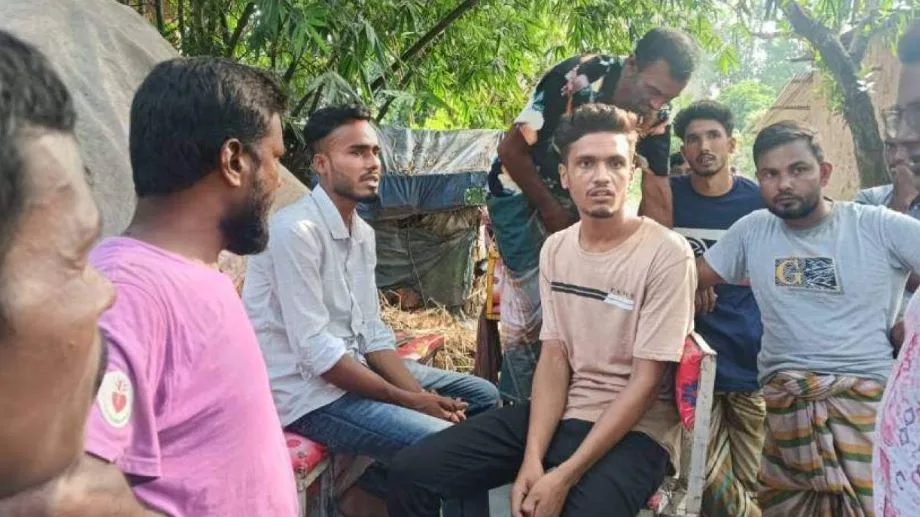 নওগাঁয় মিছিলের প্রস্তুতিকালে আওয়ামী-ছাত্রলীগের ১১ নেতাকর্মী আটক