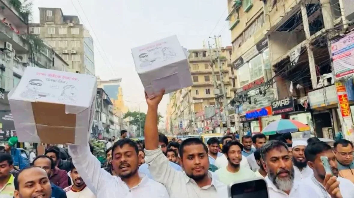 চাঁদাবাজির প্রতিবাদে ‘গণভিক্ষা’ করলেন হাসনাত-পাটওয়ারী