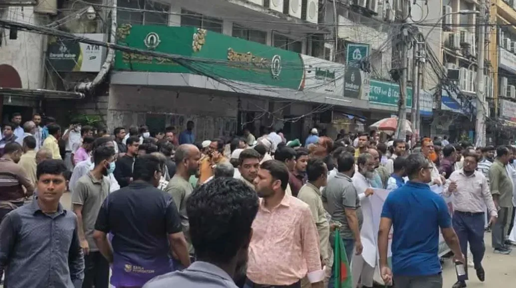 ‘মব’ সৃষ্টি করে চাকরি পেতে চায় জাল সনদ ও অনিয়মের মাধ্যমে নিয়োগকৃতরা