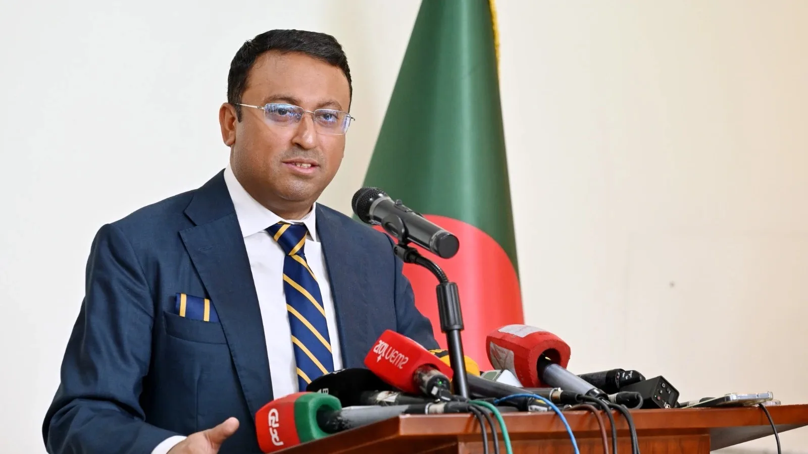 চাপ নয়, চাহিদার ভিত্তিতেই উড়োজাহাজ কেনার সিদ্ধান্ত: হুমায়ুন কবির