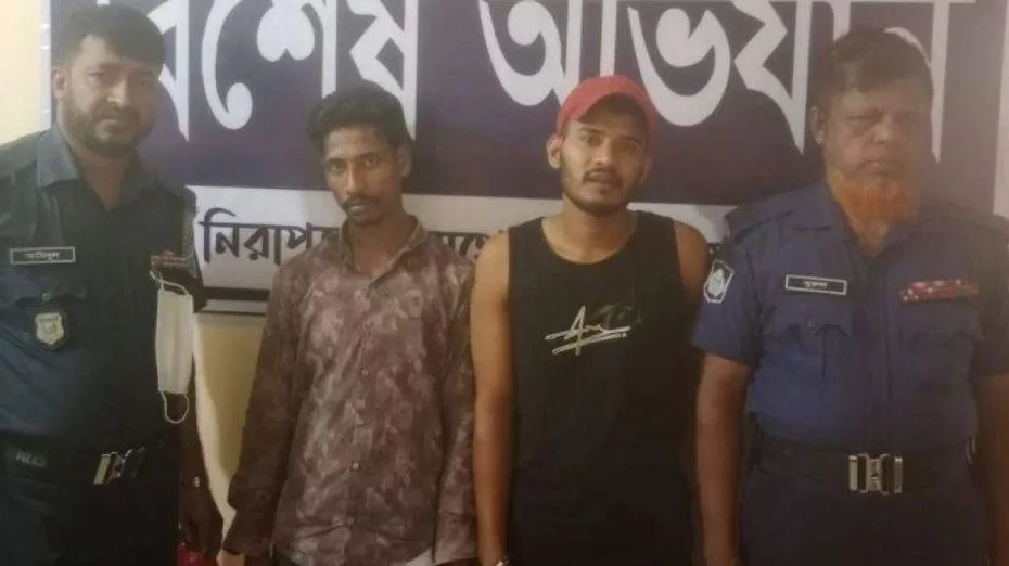 ৪ ট্রাক মুরগির বিষ্ঠা লুটের অভিযোগ যুবদল নেতার বিরুদ্ধে, গ্রেপ্তার ২