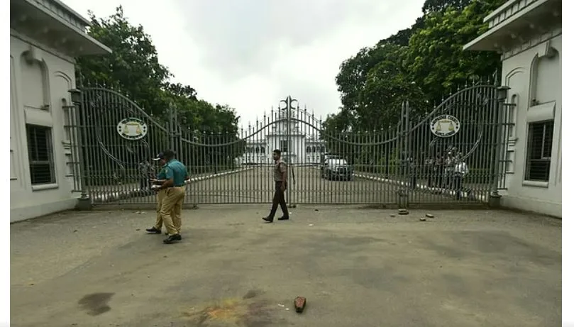 সুপ্রিম কোর্টের মূল ফটকের সামনে ককটেল বিস্ফোরণ