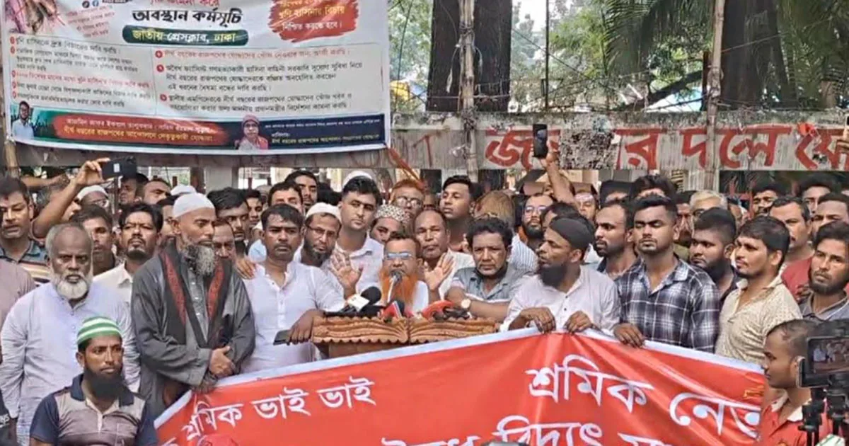 প্রেসক্লাবে সামনে অটোরিকশাচালকদের বিক্ষোভ