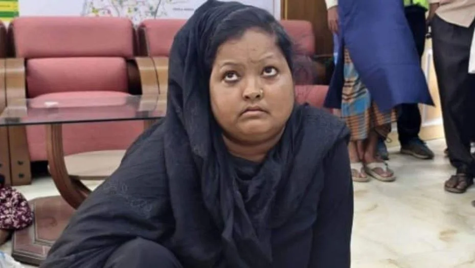 ফ্যামিলি কার্ড দেওয়ার কথা বলে নেন ৯৮ হাজার টাকা, নারী আটক